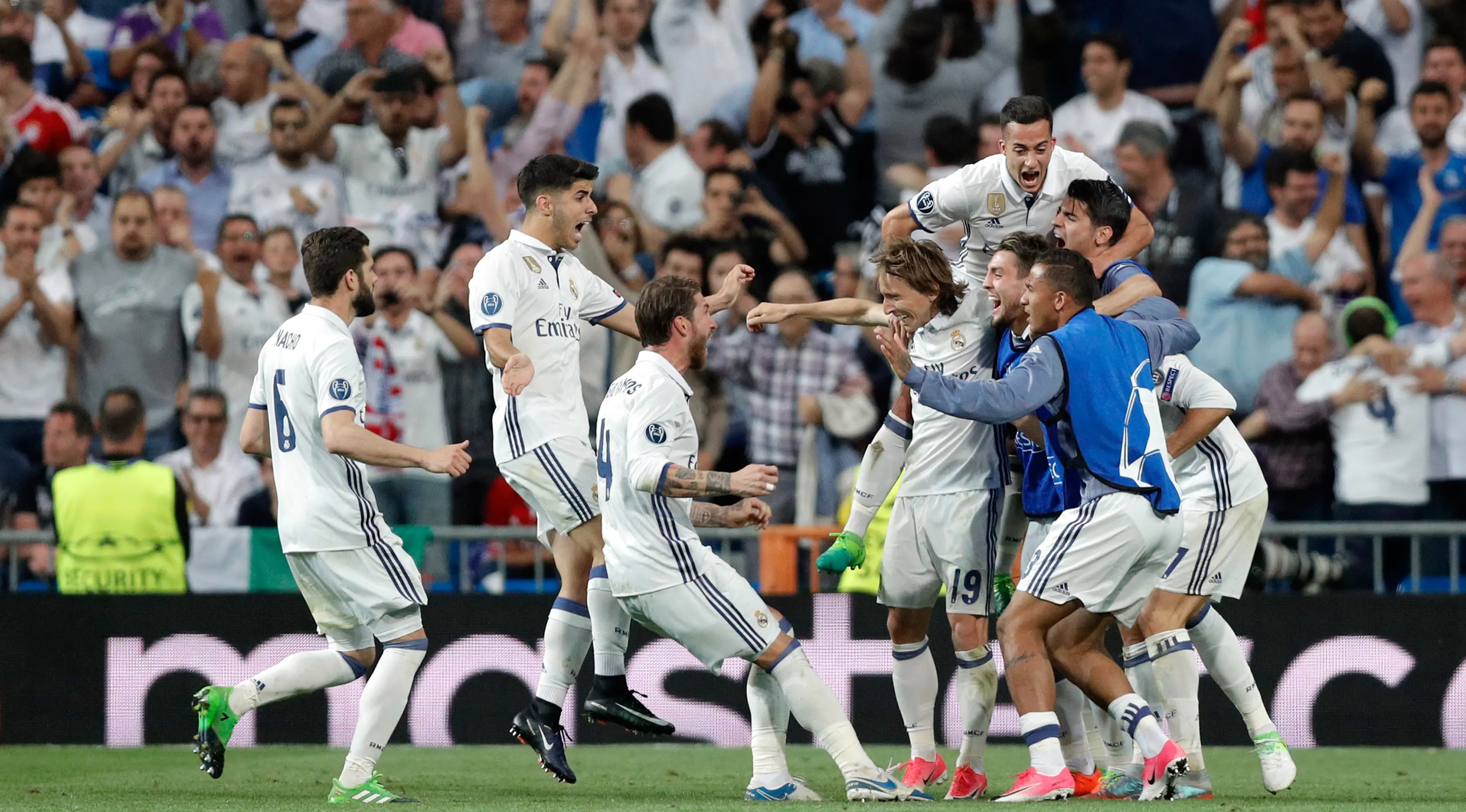 Pemain Real Madrid merayakan kemenangan mereka atas Bayern Munchen saat  Perempat Final Liga Champions 2017 di Santiago Bernabeu, Spanyol, Rabu (19/4). Madrid kandaskan Munchen dengan skor 4-2. (AP Photo)