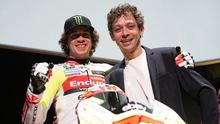 Pembalap VR46 Racing Team, Marco Bezzecchi bersama sang bos tim Valentino Rossi. (X/VR46 Racing Team)