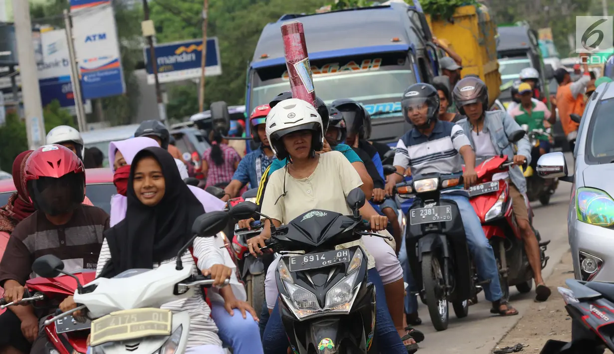 Sejumlah pengendara terjebak macet di pasar Tumpah Bangkir Indramayu, Jawa Barat, Jumat (30/6). Sebaliknya kearah Indramayu Kota mengalami kemacetan arus lalu lintas sepanjang 3 Km. (Liputan6.com/Helm Afandi)