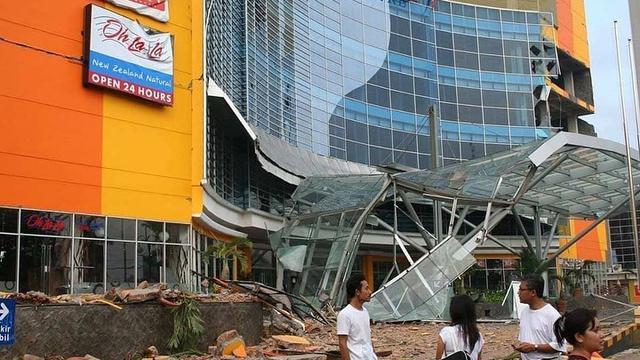 Potret lawas saat Gempa Jogja tahun 2006. (Sumber Foto oleh Anton Asmonodento via Instagram/wonderfuljogja)