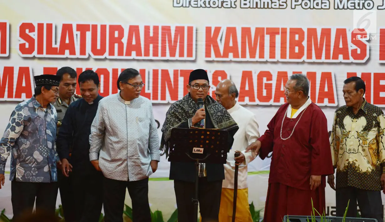 Sejumlah tokoh lintas agama membacakan ikrar Pemilu damai tanpa hoaks dalam silaturahmi Kamtibmas Kapolda Metro Jaya, Jakarta, Selasa (12/2). Acara ini bertujuan agar tercipta Pemilu aman dan damai. (Merdeka.com/Imam Buhori)