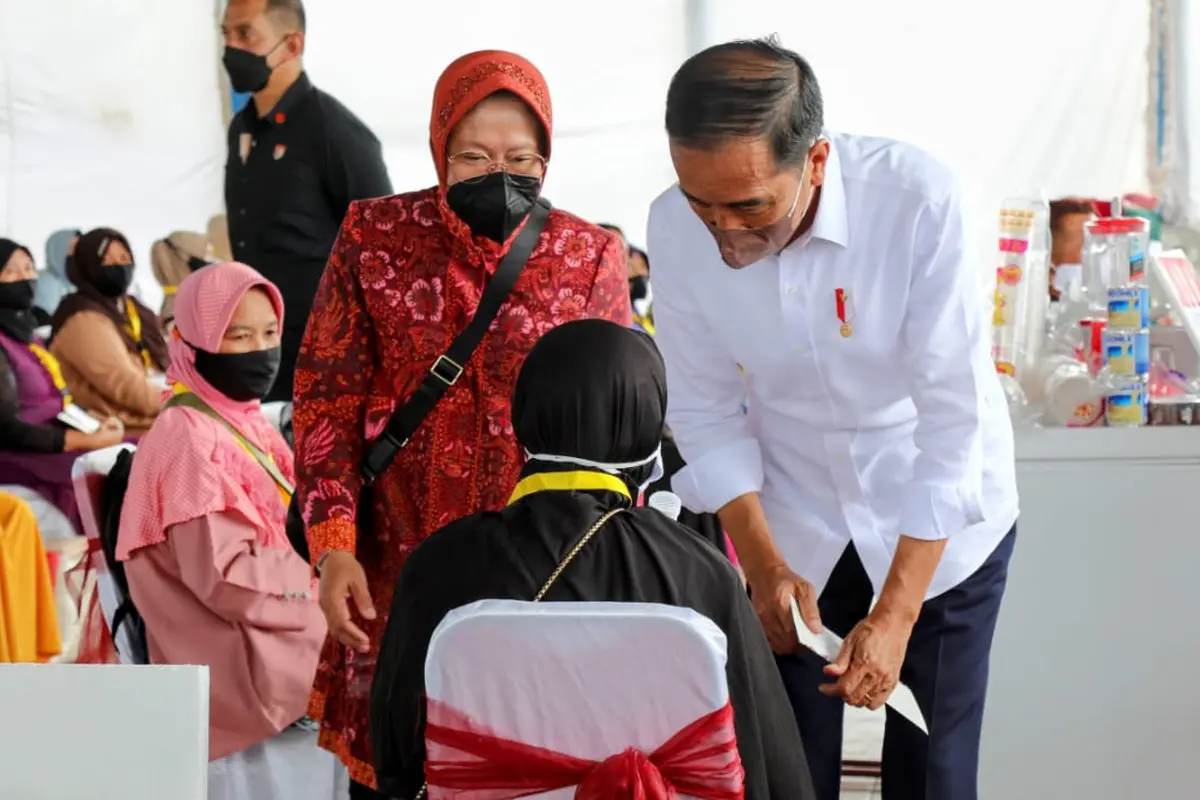 Presiden Jokowi dan Mensos Risma saat kunjungan ke Jatim. (Dian Kurniawan/Liputan6.com)