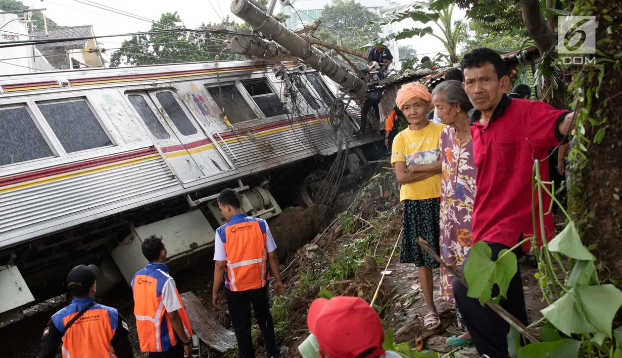 Warga antusias menyaksikan rangkaian KRL yang anjlok di perlintasan Kebon Pedes, Bogor, Jawa Barat, Minggu (10/3). KRL tersebut anjlok sekitar pukul 10.15 WIB. (Liputan6.com/Immanuel Antonius)