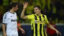Robert Lewandowski. Striker Bayern Munchen ini melakukannya saat masih berseragam Borussia Dortmund dalam laga leg pertama semifinal Liga Champions 2012/2013 menghadapi Real Madrid, 24 April 2013. Bukan hanya hattrick, ia malah mencetak 4 gol dalam laga yang berakhir 4-1. (AFP/John MacDougall)