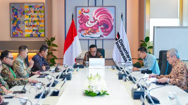 Kepala BP BUMN sekaligus COO Danantara Dony Oskaria bertemu manajemen PT Industri Kereta Api (Persero). (Dok INKA)
