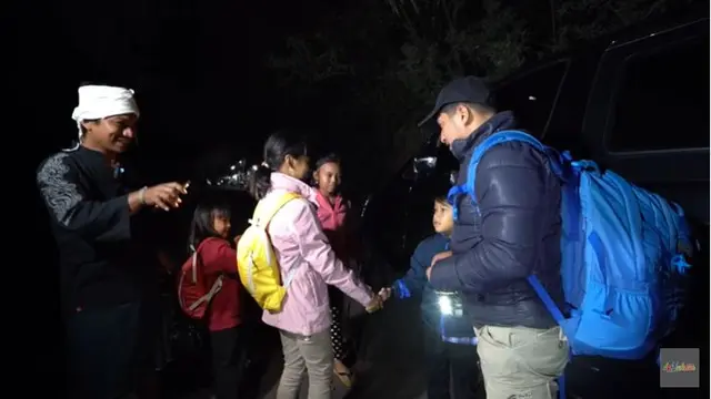 7 Momen Irfan Hakim dan Sang Putra Rayakan HUT ke-77 Kemerdekaan RI di Gunung