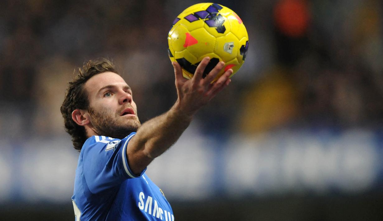 Juan Mata. Gelandang serang Spanyol ini memperkuat Chelsea selama 2,5 musim mulai 2014/2015 hingga pertengahan 2018/2019 usai didatangkan dari Valencia. Tampil dalam 135 laga dengan torehan 32 gol dan 58 assist, ia menyumbang 1 trofi Liga Champions, 1 Liga Europa dan 1 Piala FA. (AFP/Olly Greenwood)