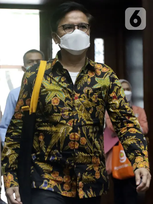 Terdakwa dugaan korupsi pengadaan tanah di Munjul, Jakarta Timur yang juga Mantan Dirut PPSJ, Yoory C Pinontoan bersiap menjalani sidang pembacaan tuntutan, Pengadilan Tipikor Jakarta, Kamis (10/2/2022). Yoory dituntut 6 tahun 8 bulan penjara dan denda Rp 1 miliar. (Liputan6.com/Helmi Fithriansyah)