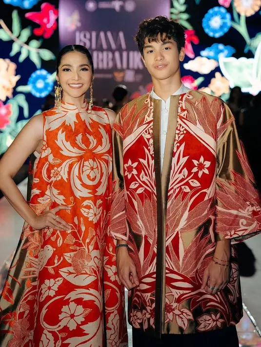 Desainer Denny Wirawan kerap menampilkan koleksi dari wastra nusantara seperti batik. Seperti dress yang dikenakan Maudy Koesnaedi yang mengenakan batik kudus. [@maudykoesnaedi]