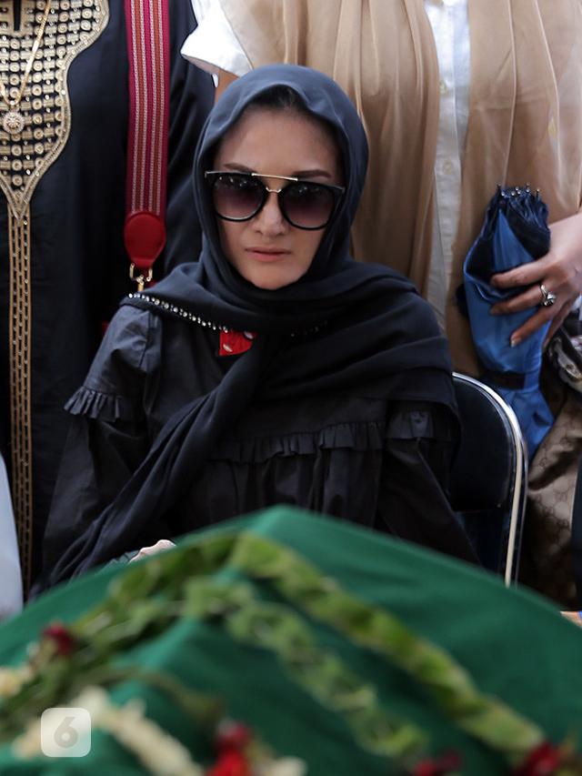 [Bintang] Pemakaman ayah Kiki Amalia