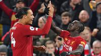 Striker Liverpool, Sadio Mane, merayakan gol yang dicetaknya ke gawang Manchester City bersama Virgil Van Dijk pada laga Premier League di Stadion Anfield, Liverpool, Minggu (10/11). Liverpool menang 3-1 atas City. (AFP/Paul Ellis)