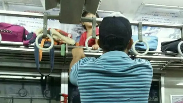 6 Kelakuan Nyeleneh Penumpang KRL, Cuma Indonesia yang Punya
