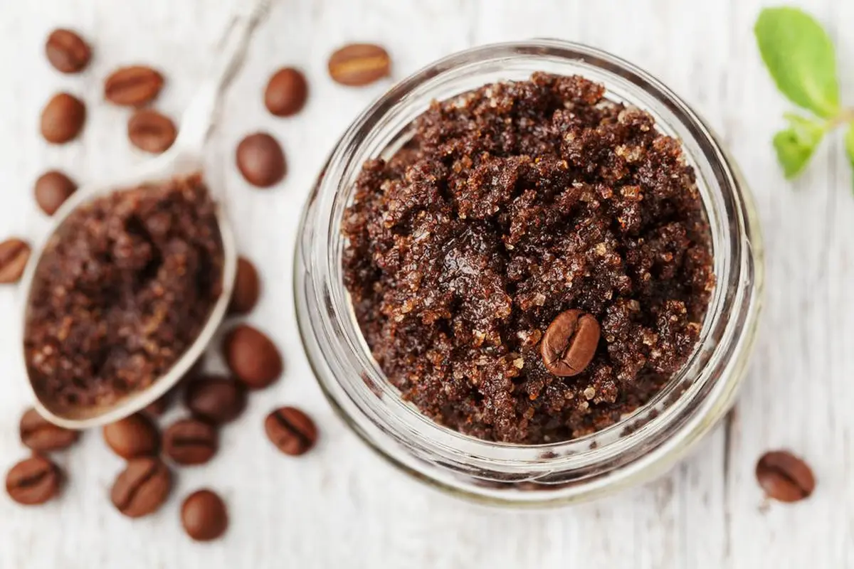Scrub kopi dan air mawar untuk mengencangkan kulit dan cegah keriput/dok.Shutterstock