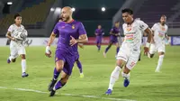 Pemain Persik Kediri, Youssef Ezzejjari (kiri) dibayangi pemain Persija Jakarta, Maman Abdurahman dalam laga pekan ke-10 BRI Liga 1 2021/2022 di Stadion Manahan, Solo, Sabtu (30/10/2021). (Bola.com/Bagaskara Lazuardi)