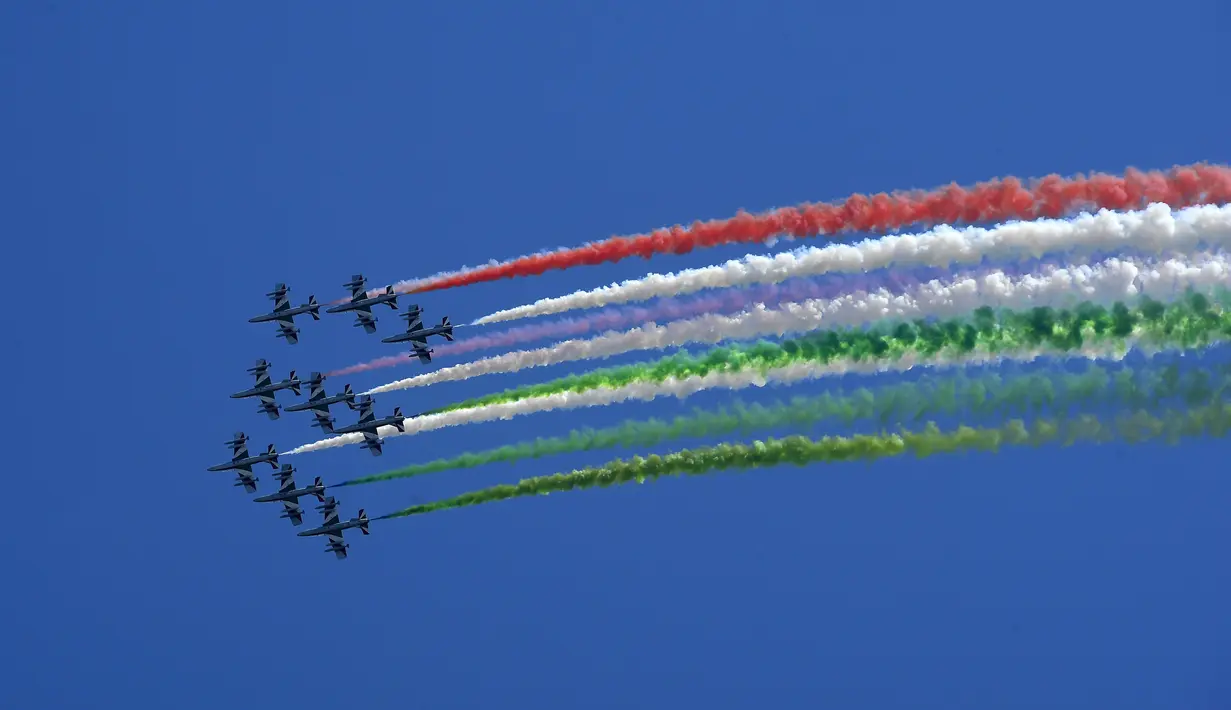 Tim aerobatik Italia Frecce Tricolori menampilkan pertunjukan dalam upacara peringatan Hari Pembebasan Italia di Roma, Italia, Sabtu (25/4/2020). Italia memperingati Hari Pembebasan ke-75 dengan cara yang paling tidak biasa karena digelar di masa pandemi virus corona COVID-19. (Xinhua)