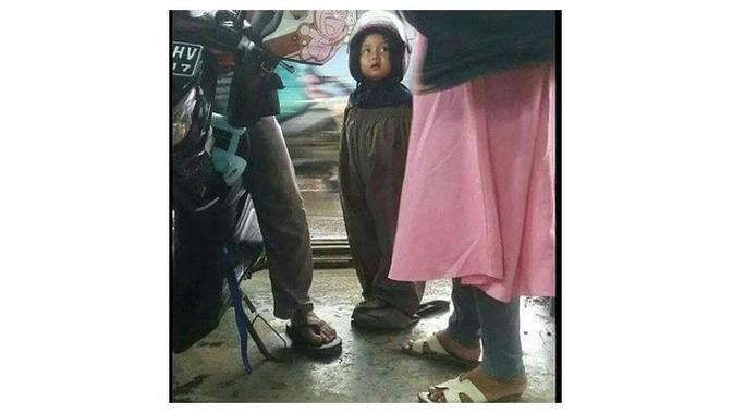 Jas hujan nyeleneh (Sumber: Instagram/dramaojol_id)