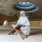 Ilustrasi Islami, muslimah, membaca, belajar, hadis. (Foto oleh Thirdman: https://www.pexels.com/id-id/foto/wanita-membaca-dalam-ruangan-iman-8489077/)