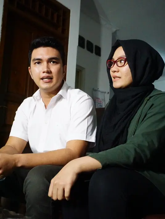 Sedih, patah semangat itulah yang dirasakan Aldi Taher mendengar ketika didiagnosa mengidap kelenjar getah bening atau limfoma hodgin. Bahkan, sang istri tak lagi sanggup menahan air matanya yang mengalir. (Syaiful Bahri/Bintang.com)