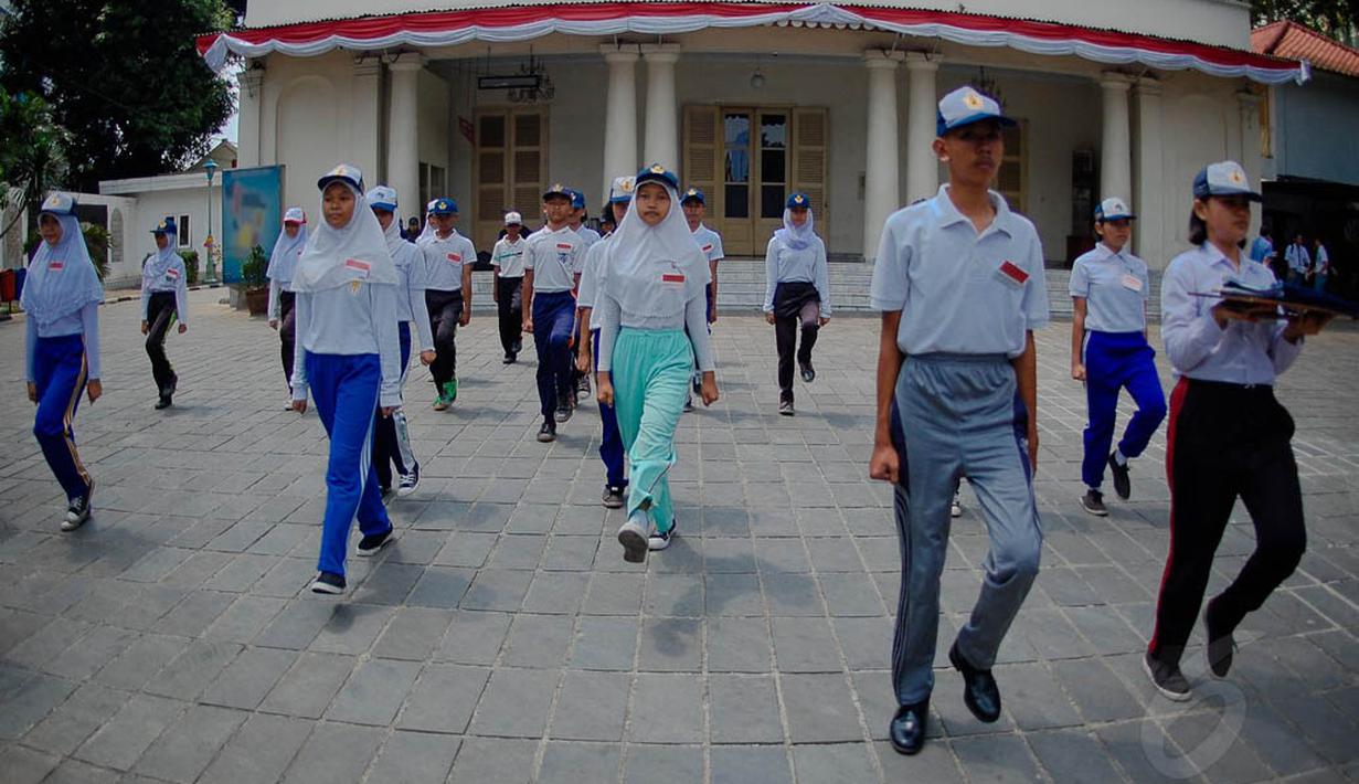 Agenda latihan itu adalah latihan menaikkan dan menurunkan bendera serta latihan kekompakan dalam PBB, Jakarta, Kamis (14/8/14). (Liputan6.com/Faizal Fanani)