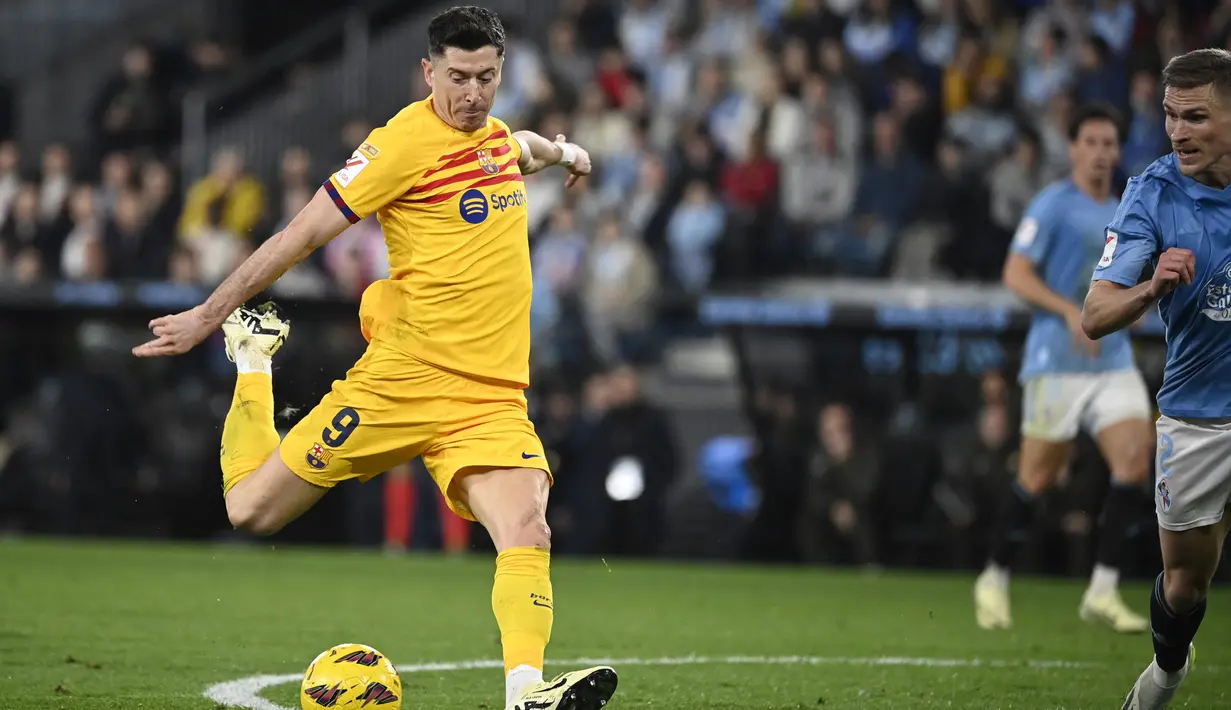 Pemain Barcelona Robert Lewandowski melakukan tendangan ke gawang Celta Vigo pada laga Liga Spanyol di Stadion Balaidos, Minggu (18/2/2024).  Lewandowski mencetak dua gol.  (AFP/Miguel Riopa)