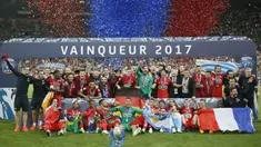 Para pemain Paris Saint Germain (PSG) melakukan selebrasi usai meraih kemenangan atas Angers pada laga final Coupe de France, di Stade de France, Paris, Minggu (28/5/2017). PSG Menang 1-0. (AP/Francois Mori)