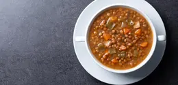 Tak ketinggalan, saus yogurt menjadi elemen penyegar yang menyatukan seluruh rasa. [Dok/freepik.com/chandlervid85]
