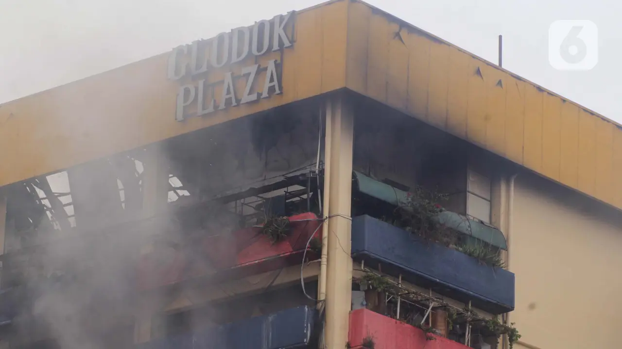12 Jam Terbakar, Pemadaman Glodok Plaza Masuk Tahap Pendinginan