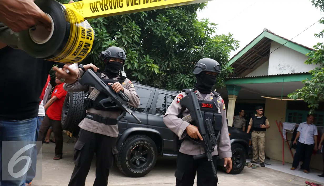 Petugas memasang garis polisi di depan rumah orangtua SA, pelaku penusukan tiga anggota polisi, di Kelurahan Sepatan, Tangerang, Kamis (20/10). Sebelumnya SA menyerang Pospol Cikokol dan melukai tiga anggota polisi (Liputan6.com/Stringer)