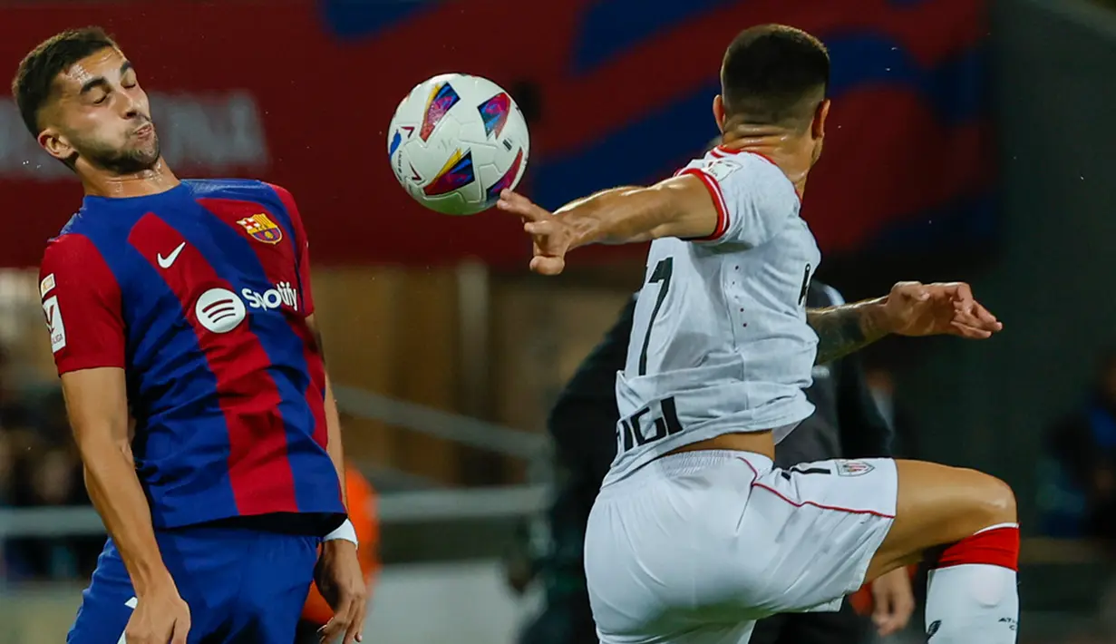 Kemenangan ini membawa Barcelona naik ke posisi tiga klasemen sementara Liga Spanyol dengan 24 poin. Athletic Bilbao tertahan di urutan keenam dengan 17 poin.  (AP Photo/Joan Monfort)