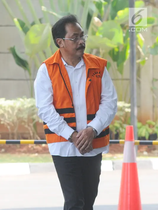 Gubernur Kepulauan Riau nonaktif Nurdin Basirun tiba untuk menjalani pemeriksaan di Gedung KPK, Jakarta, Selasa (13/8/2019). Nurdin Basirun diperiksa sebagai saksi untuk tersangka pengusaha Abu Bakar terkait suap izin lokasi rencana reklamasi di wilayah Kepulauan Riau. (merdeka.com/Dwi Narwoko)
