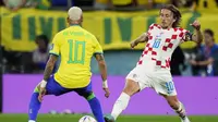 Pemain Timnas Kroasia, Luka Modric (kanan) berebut bola dengan pemain Timnas Brasil, Neymar dalam laga babak perempatfinal Piala Dunia 2022 di Education City Stadium, Al Rayyan, Qatar, Jumat (9/12/2022) malam WIB. (AP/Manu Fernandez)