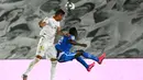 Gelandang Real Madrid,  Casemiro berebut bola udara dengan bek Getafe, Djene pada pertandingan lanjutan La Liga Spanyol di stadion Alfredo di Stefano di Valdebebas, Madrid (2/7/2020). Madrid menang tipis atas Getafe 1-0.  (AFP Photo/Gabriel Bouys)