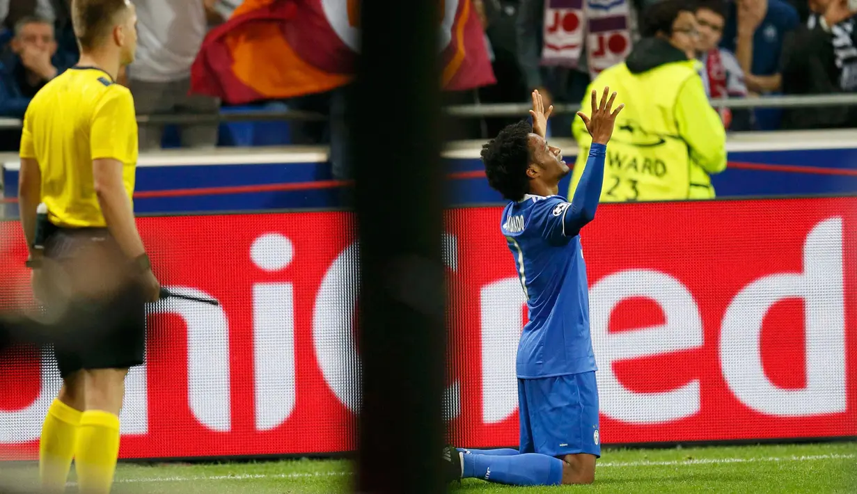 Gelandang Juventus, Juan Cuadrado merayakan golnya, setelah melakukan tendangan dari pinggir gawang Anthony Lopes pada pertandingan Olympique Lyon melawan Juventus di stadion Parc Olympique Lyonnais, Lyon, Perancis (18/10). (Reuters/Robert Pratta)