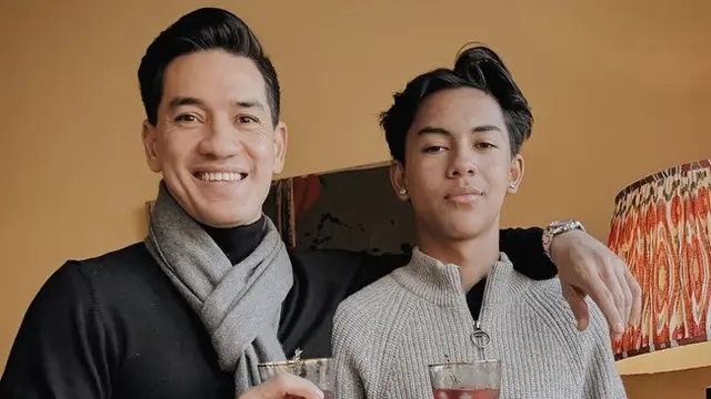 Perayaan Natal Keluarga Andrew White dan Nana Mirdad