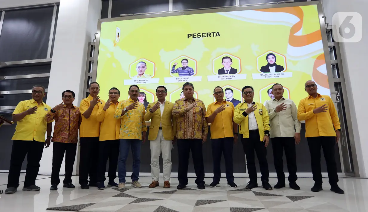 Ketua Umum Partai Golkar Airlangga Hartarto dan Ketua Umum Golkar Bidang Pemenangan Pemilu Ridwan Kamil berpose saat membuka Kuliah Umum Partai Golkar di Golkar Institute, Jakarta, Senin (13/3/2023). (Liputan6.com/Johan Tallo)