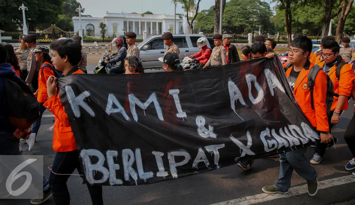 Mahasiswa membentangkan spanduk saat menggelar aksi damai di depan Istana Merdeka, Jakarta, Jumat (25/9/2015). Mereka meminta pemerintah menuntaskan pelanggaran HAM 16 Tahun lalu dalam tragedi Semanggi II. (Liputan6.com/Faizal Fanani)