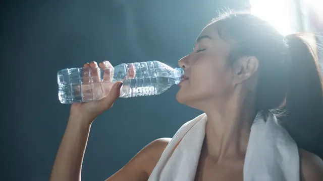 Jaga Hidrasi dengan Minum Air Cukup