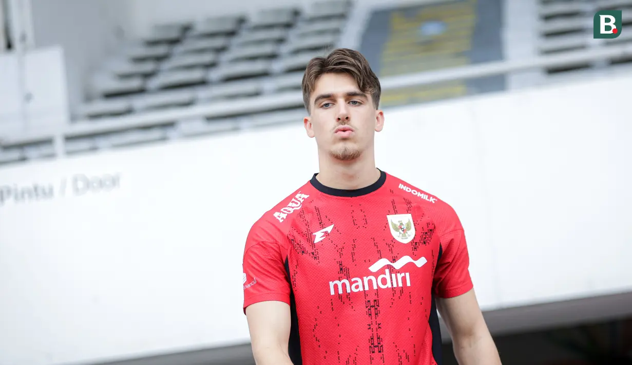 <p>Pemain Timnas Indonesia U-22, Mauro Zjilstra memasuki lapangan ketika melakukan latihan perdana menjelang SEA Games 2025 di Stadion Madya, Kompleks Stadion Utama Gelora Bung Karno (SUGBK), Senayan, Jakarta, Selasa (11/11/2025). (Bola.com/Bagaskara Lazuardi)</p>