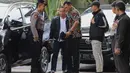 Sudewo dibawa untuk menjalani pemeriksaan lanjutan setelah terjaring dalam operasi tangkap tangan terkait dugaan korupsi pengisian jabatan perangkat desa di Kabupaten Pati, Jawa Tengah. Tampak dalam foto, Bupati Pati, Sudewo (kedua kiri) dikawal petugas setibanya di Gedung Merah Putih Komisi Pemberantasan Korupsi (KPK), Jakarta, Selasa (20/1/2026). (merdeka.com/Arie Basuki)