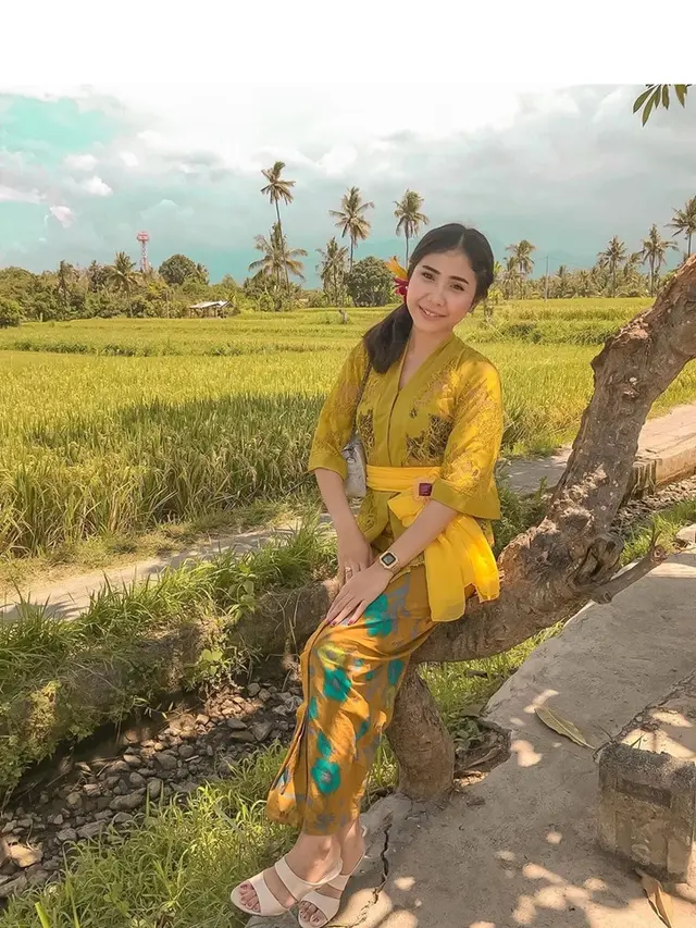Lama Vakum, Ini 7 Potret Terbaru Livia Teenebelle yang Jadi Mama Muda