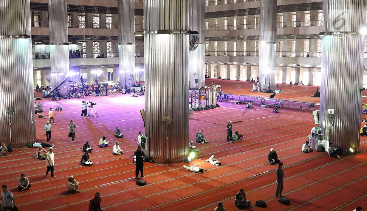 Umat muslim beraktivitas di dalam Masjid Istiqlal, Jakarta, Kamis (17/5). Di bulan Ramadan, Masjid Istiqlal menjadi salah satu masjid yang banyak dikunjungi warga untuk beribadah sekaligus menunggu waktu berbuka puasa. (Liputan6.com/Immanuel Antonius)