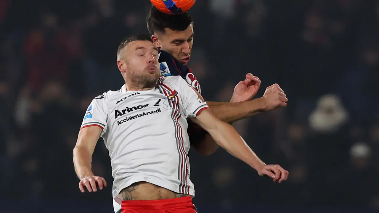 Jamie Vardy (depan) berduel udara lawan Nicolo Casale di laga Bologna vs Cremonese di pekan ke-13 Serie A 2025/2026 di Renato Dall'Ara, Selasa (02/12/2025). (Gianni Santandrea/LaPresse via AP)