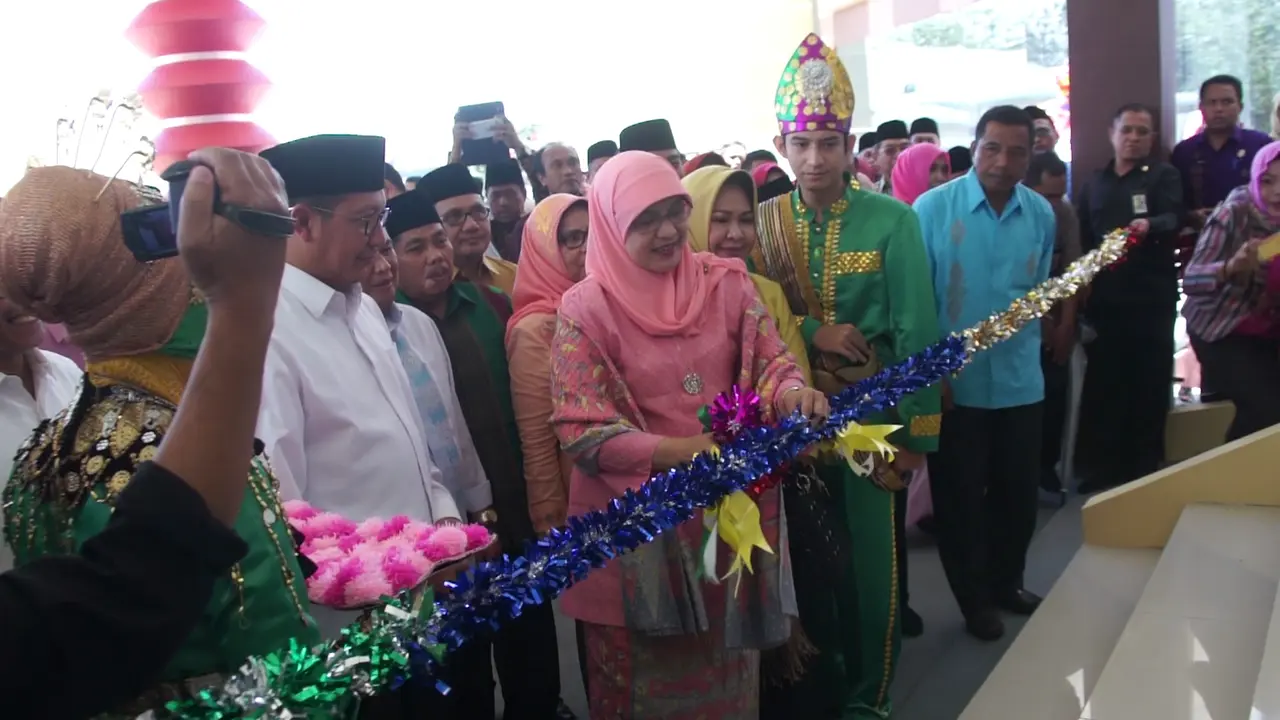 Mentri Agama, Lukman Hakim Saifuddin Berserta Istri Memotong Pita tanda Beroperasinya Asrama Haji Gorontalo