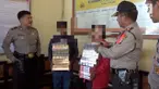 Pasutri Kakek Nenek tertangkap mencuri ratusan rokok dan pasta gigi.