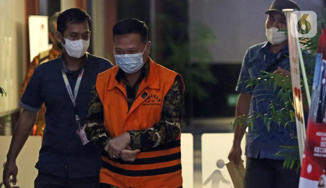 Kepala Kantor Wilayah (Kakanwil) Badan Pertanahan Nasional (BPN) Provinsi Riau, M Syahrir (tengah) menuju mobil tahanan usai rilis penetapan penahanan di Gedung Merah Putih KPK, Jakarta, Kamis (1/12/2022). Syahrir merupakan tersangka kasus dugaan korupsi terkait pengurusan perpanjangan Hak Guna Usaha (HGU) PT Adimulia Agrolestari. (Liputan6.com/Helmi Fithriansyah)