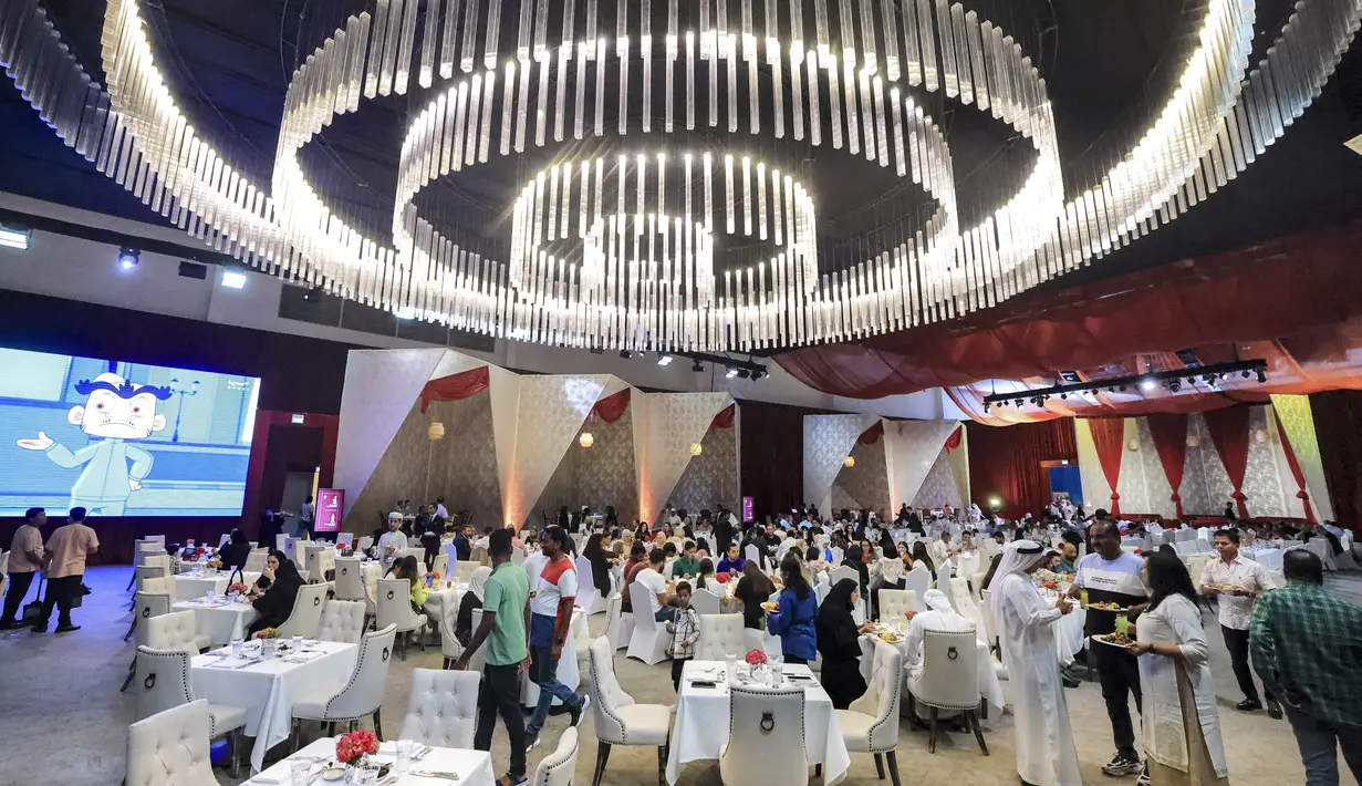 Orang-orang menghadiri buka puasa bersama selama bulan suci Ramadhan di sebuah hotel mewah di Dubai pada 4 April 2023. (Photo by Karim SAHIB / AFP)