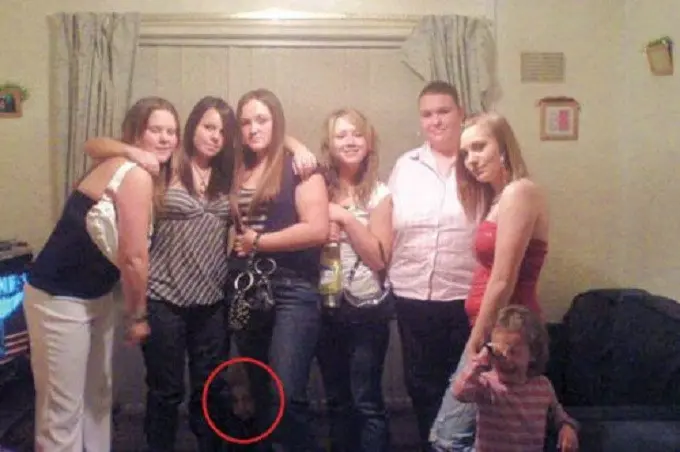 Hantu anak kecil yang tertangkap kamera dalam sebuah pesta reuni kecil di Inggris. (Haunted Rooms)