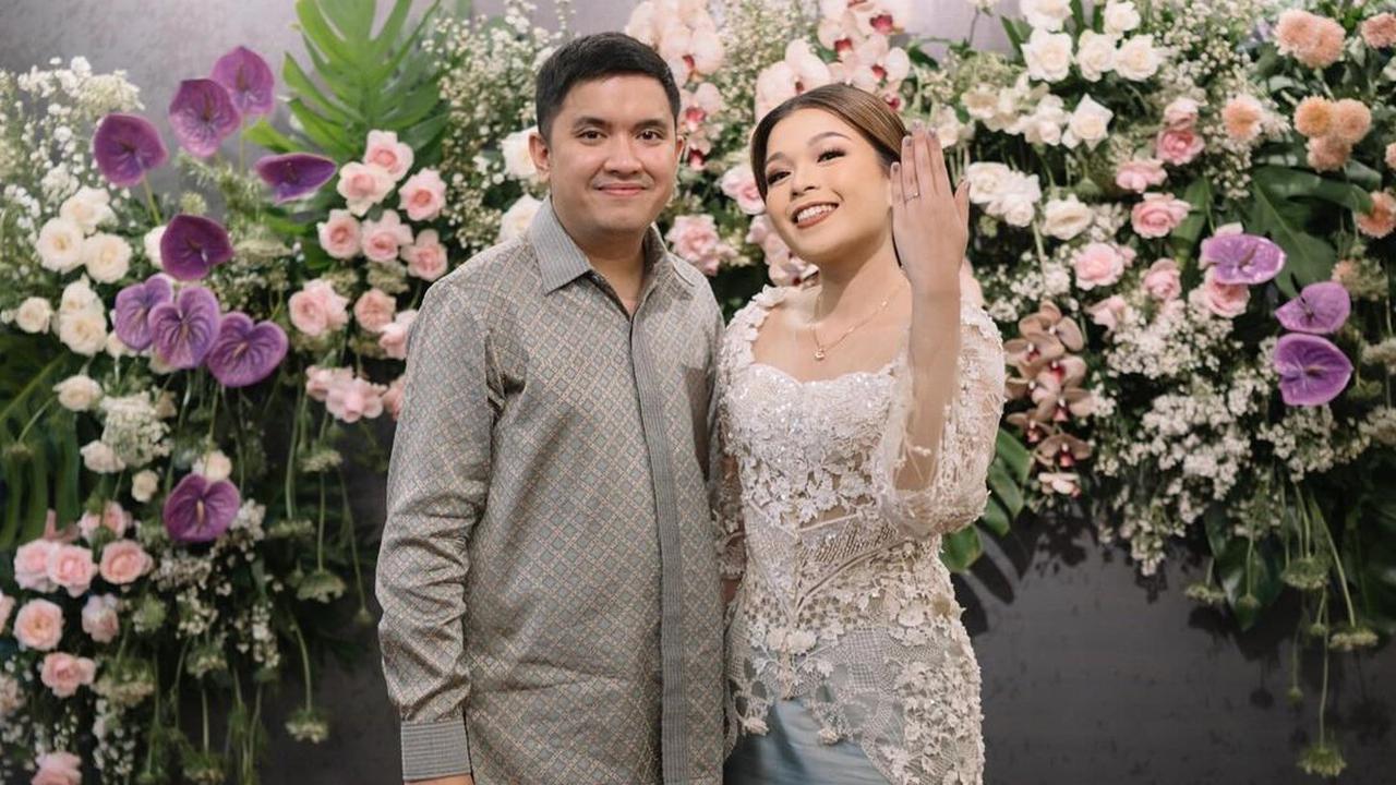 Busana Lamaran Serba Lokal Komika Oza Rangkuti dan Kekasihnya Aisha L ...