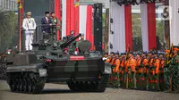 Jokowi yang didampingi Panglima TNI Laksamana Yudo Margono berkeliling mengecek kesiapan pasukan upacara. (Liputan6.com/Faizal Fanani)