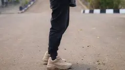 Istri Hanung Bramantyo ini tampil modis dan casual dengan hoodie serta kacamata hitam yang ia pakai. Dilengkapi sepatu kets, penampilannya kece banget.(Liputan6.com/IG/@zaskiadyamecca)